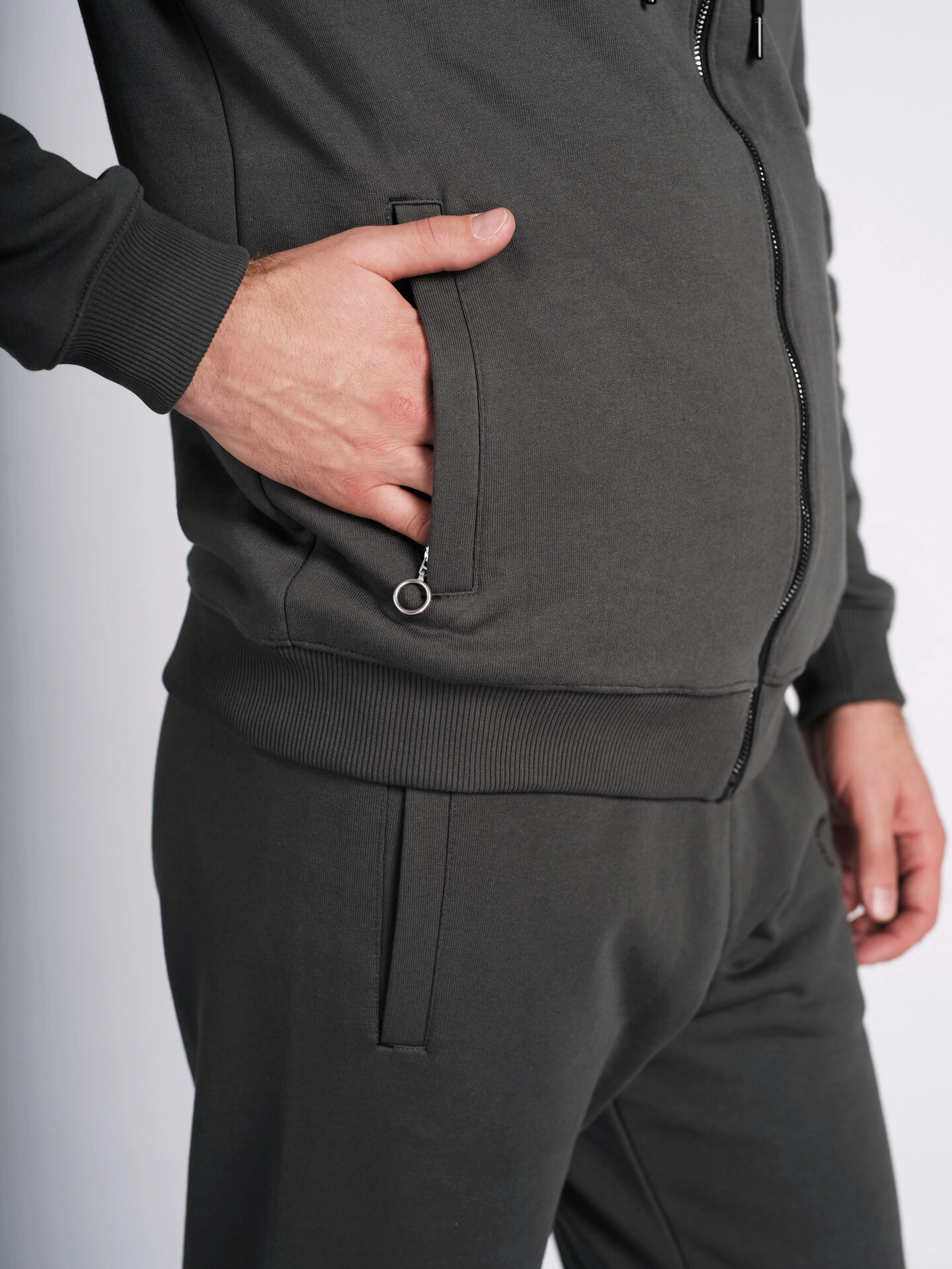 Толстовка на молнии с капюшоном