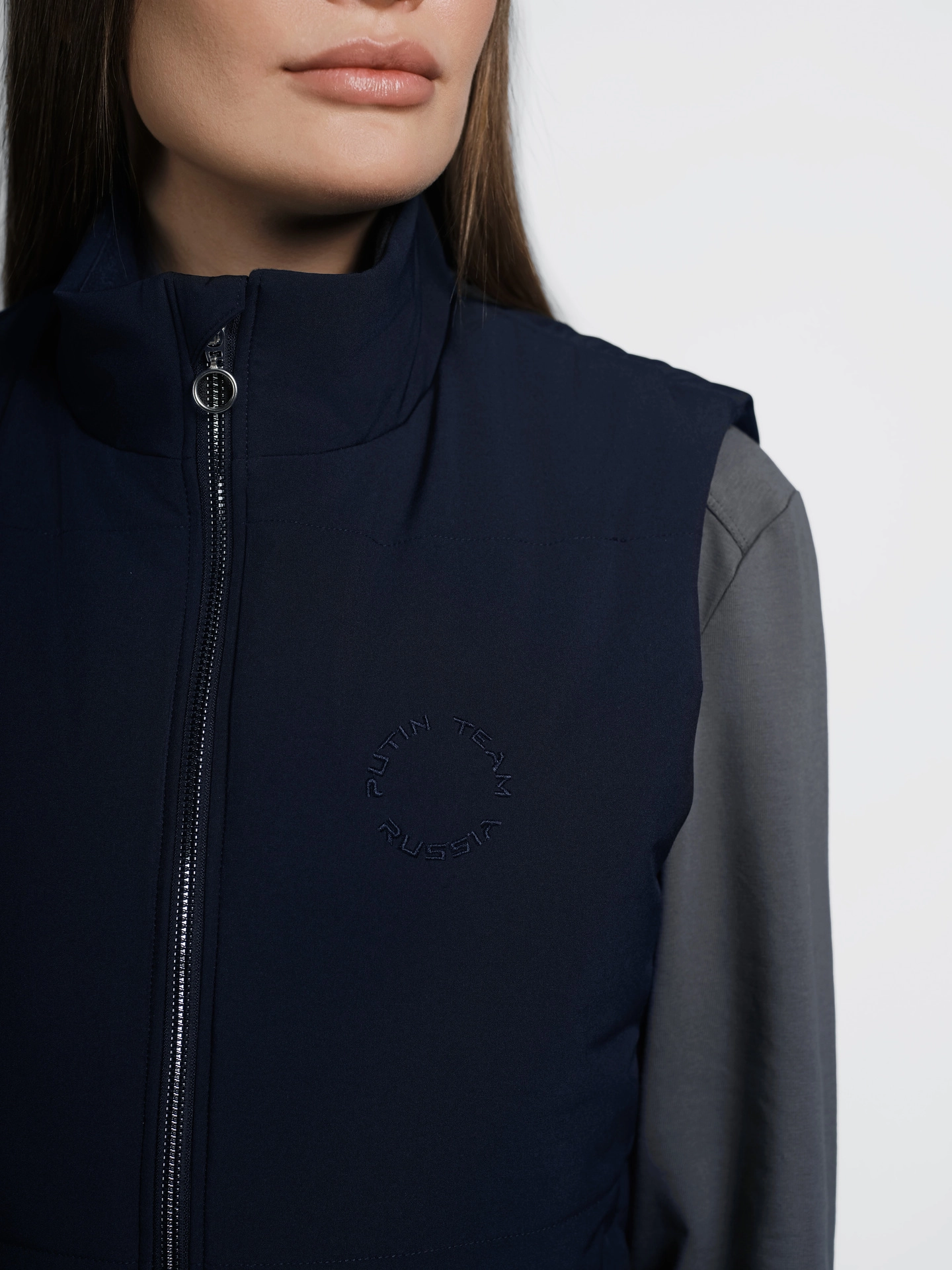 Жилет с воротником-стойкой