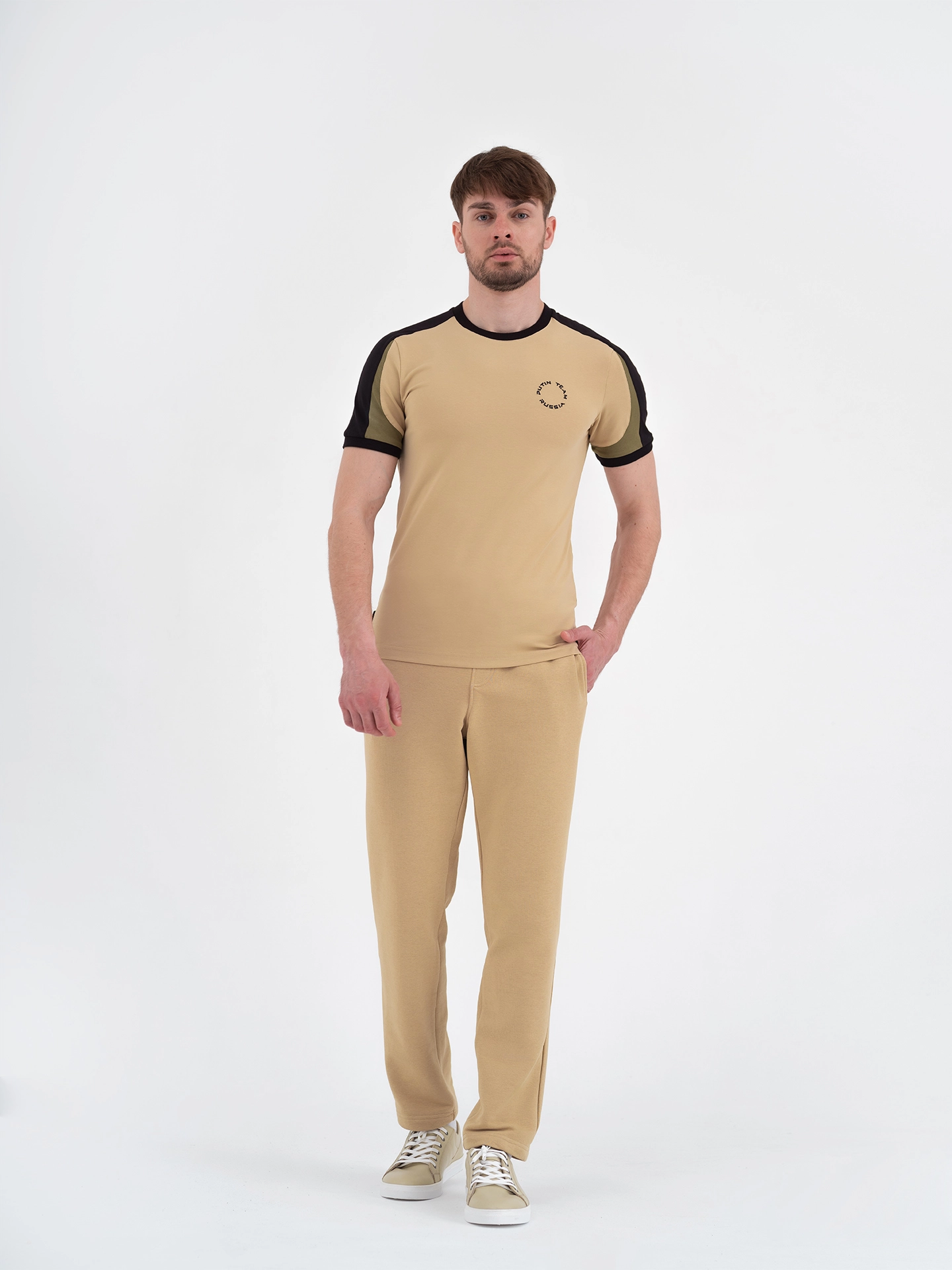 Футболка с цветным рукавом